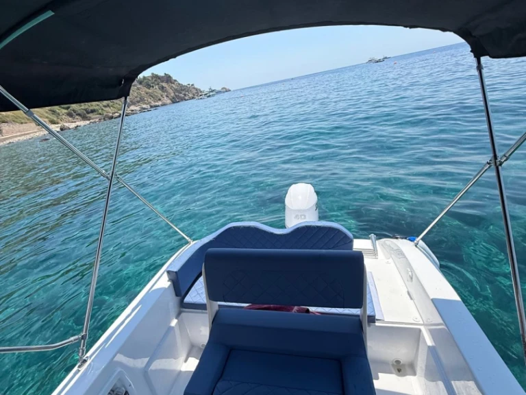 Pronájem Motorová loď Trimarchi s licencí