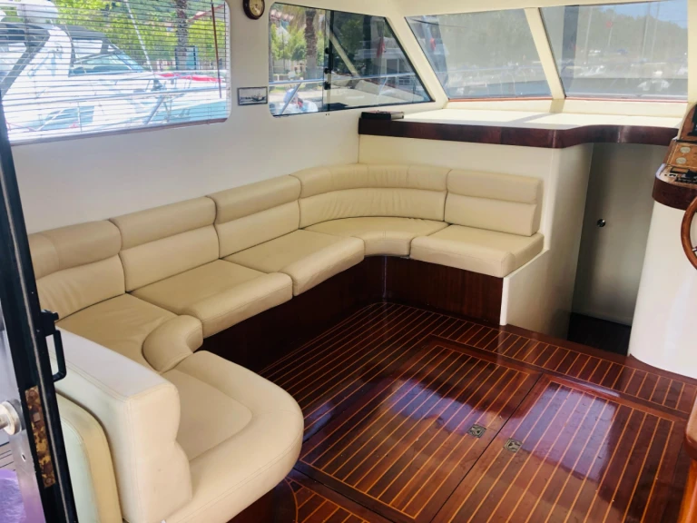 Pronájem Motorová loď Custom Made s licencí