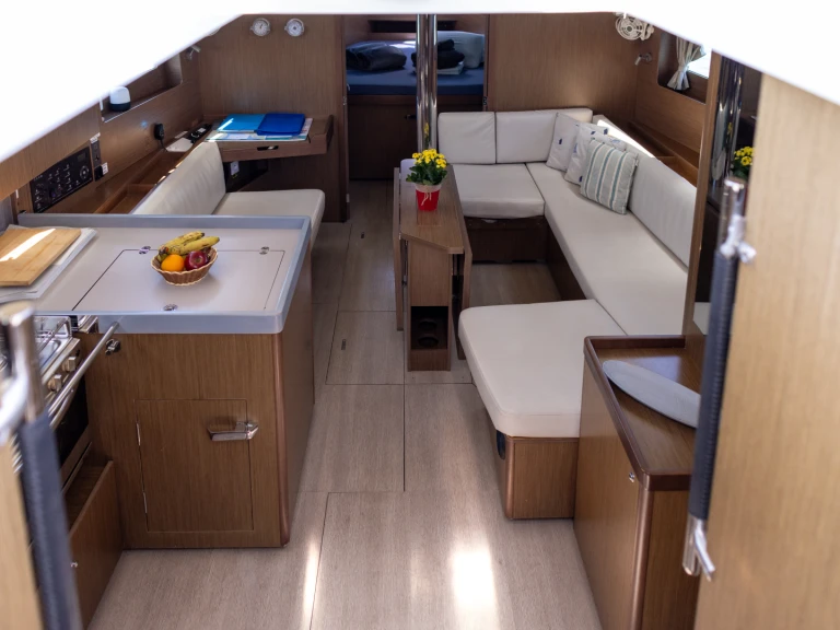 Bénéteau Oceanis 41.1 Performance jednotlivci a charterové společnosti v Port de Pollenca