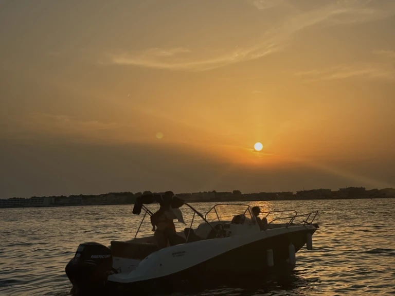 Quicksilver Activ 675 Sundeck jednotlivci a charterové společnosti v Carnon-Plage