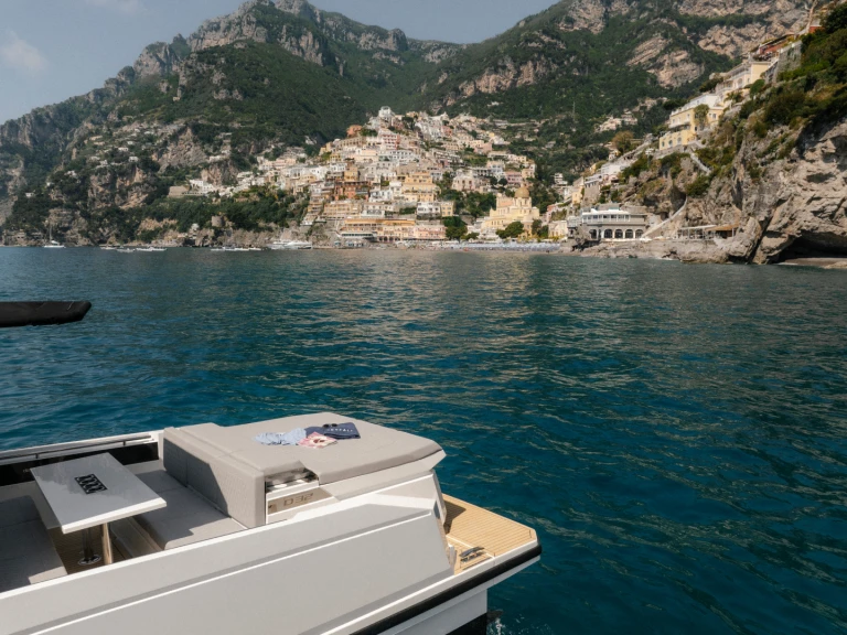 Pronájem lodi Ischia lákavé ceny De Antonio D32 Open