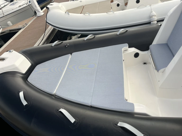 Zodiac Medline 6.8 jednotlivci a charterové společnosti v La Trinité-sur-Mer