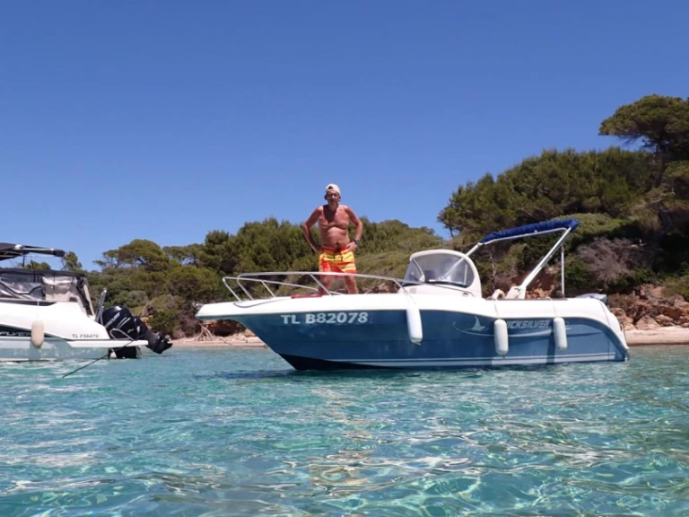Pronajmout Motorová loď se skipperem či ne Quicksilver v Les Salins d'Hyères