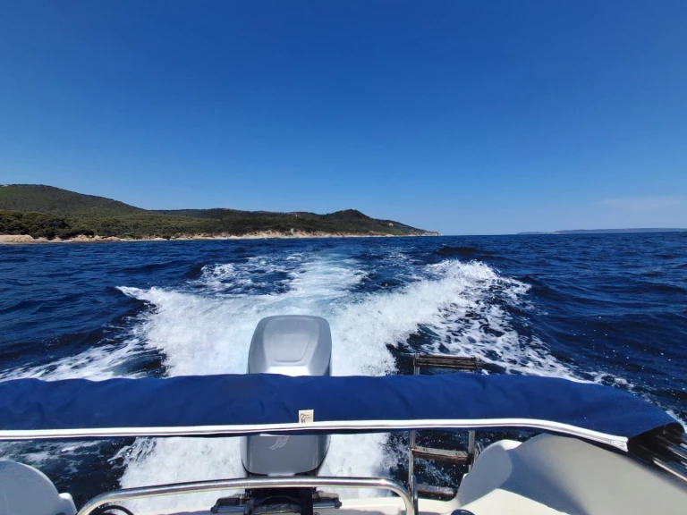 Pronajmout si Quicksilver Quicksilver 635 Commander v Les Salins d'Hyères
