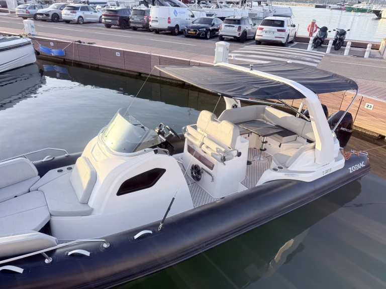 Pronajmout si Zodiac Medline 9 v Port Cogolin