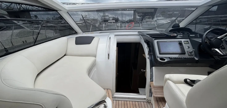 Princess V40 jednotlivci a charterové společnosti v Port de Sitges Aiguadolç