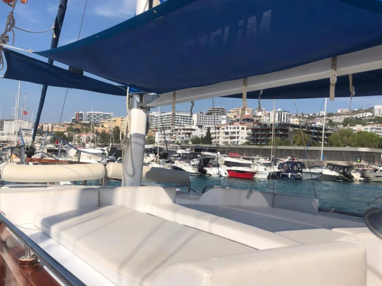 costume 50 jednotlivci a charterové společnosti v Kusadasi