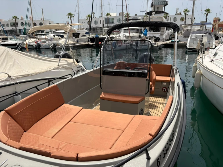 Pronájem lodi Giant 600 SPORT v Port d'Alicante na Samboatu