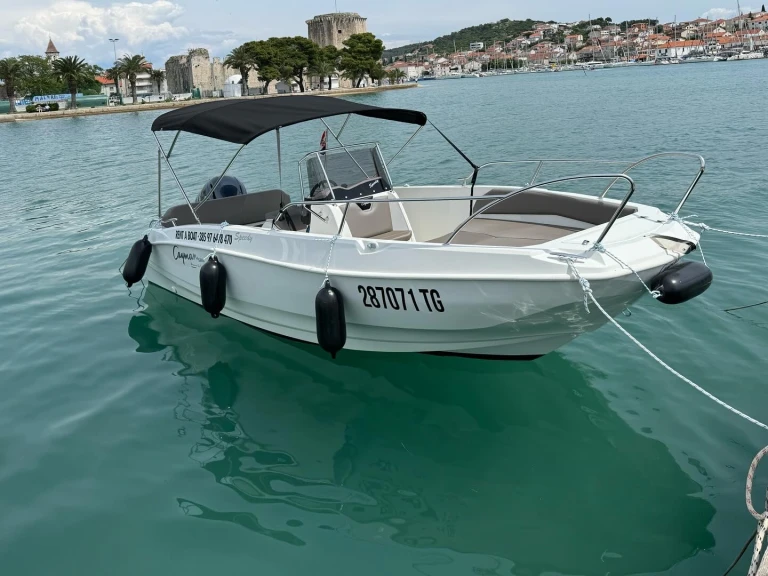 Pronájem jachty v Trogir -speedy Cayman 585 na Samboatu