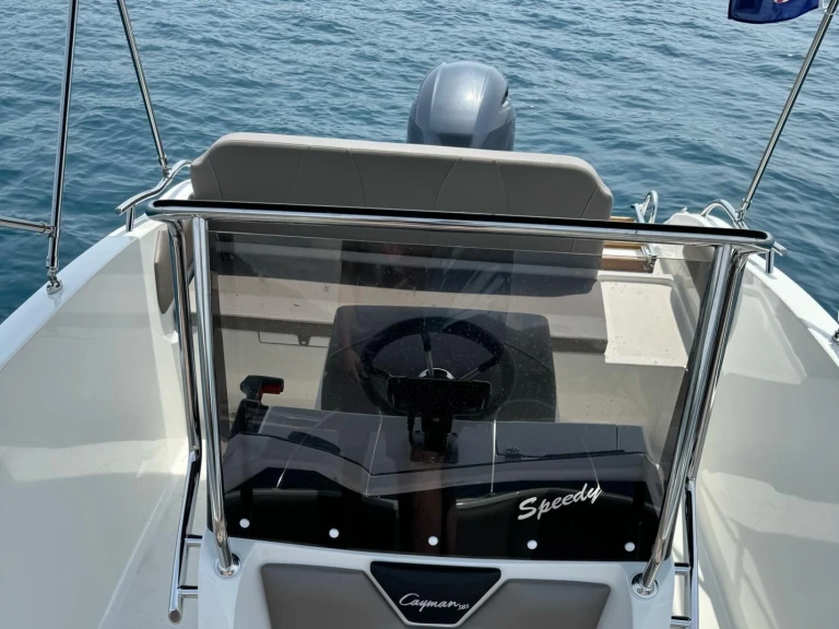 Pronájem lodi speedy Cayman 585 v Trogir na Samboatu