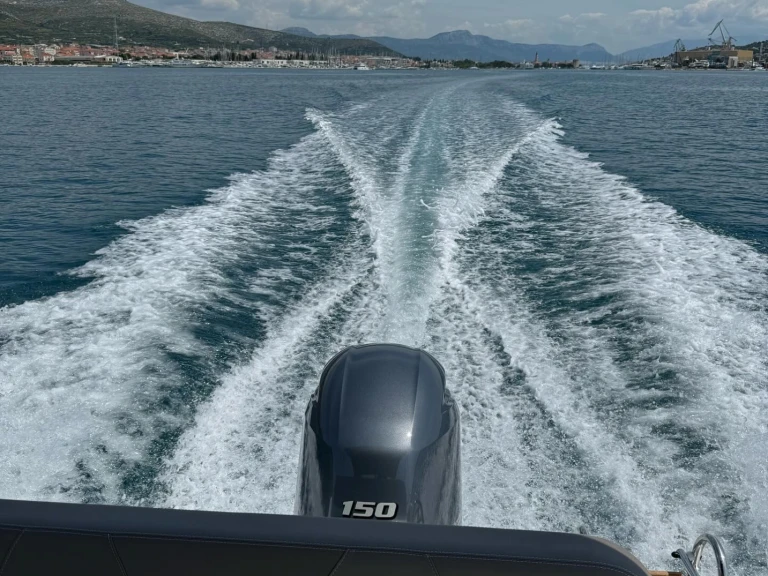 Pronajmout Motorová loď se skipperem či ne speedy v Trogir