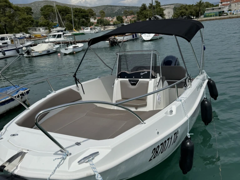Motorová loď k pronájmu v Trogir za nejlepší cenu