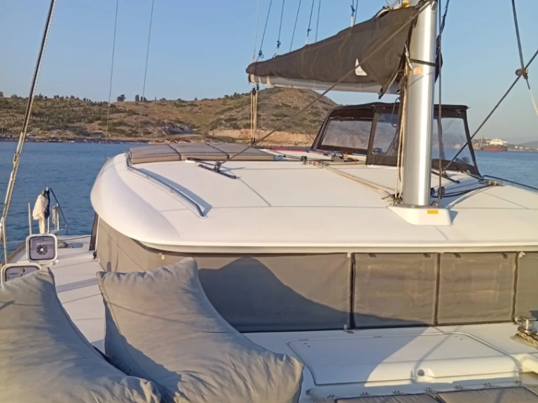 Pronajmout Katamarán se skipperem či ne Lagoon v Alimos