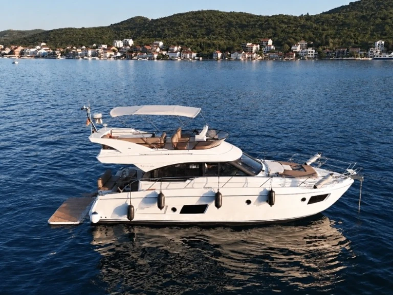 Pronajmout Motorová loď se skipperem či ne Bavaria v Tivat
