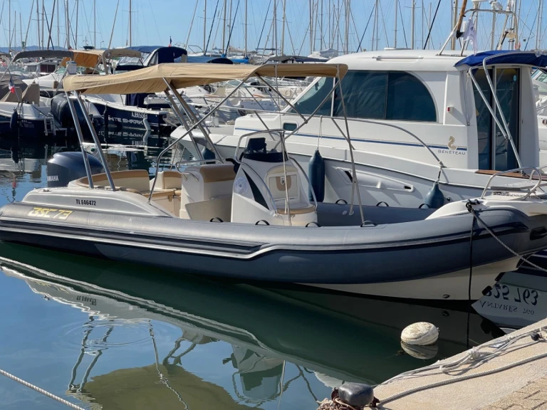 Polotuhá loď k pronájmu v Hyeres za nejlepší cenu