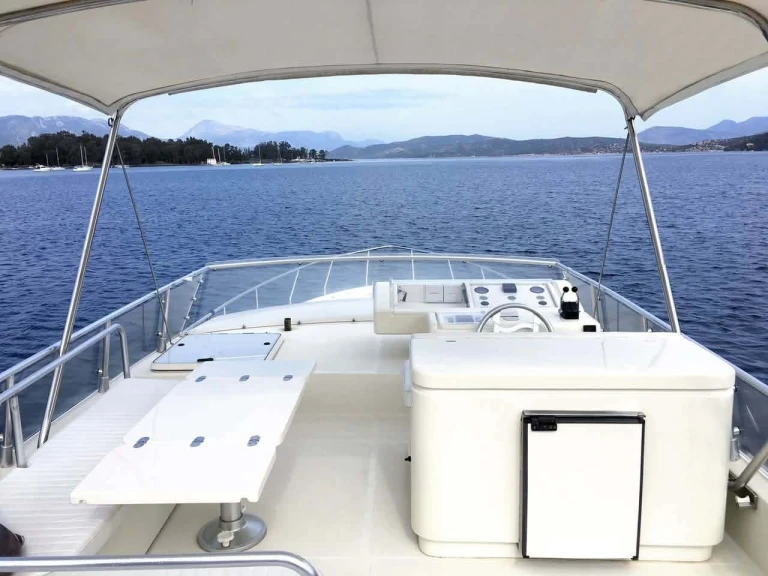 Pronajmout Jachta se skipperem či ne Ferretti v Port Lindos