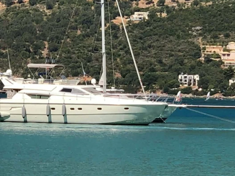 Pronájem Jachta Ferretti s licencí