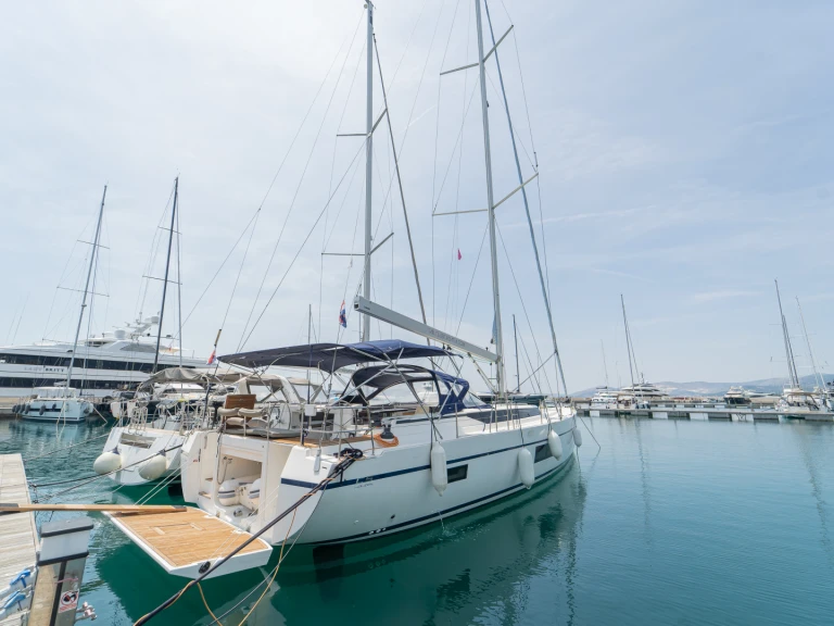 Bavaria Bavaria C57 Holiday jednotlivci a charterové společnosti v Kaštela