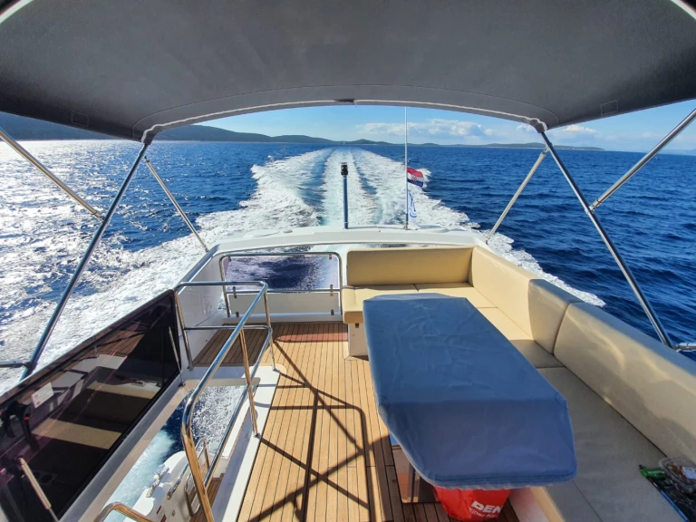 Pronájem Jachta Sealine s licencí
