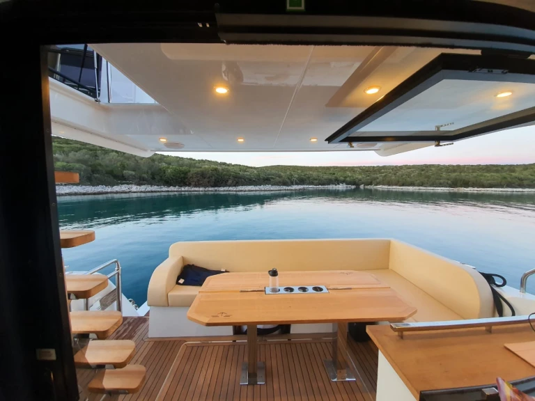 Pronájem Jachta Sealine s licencí