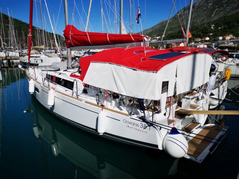 Pronajmout si Bénéteau Oceanis 38.1 v Komolac