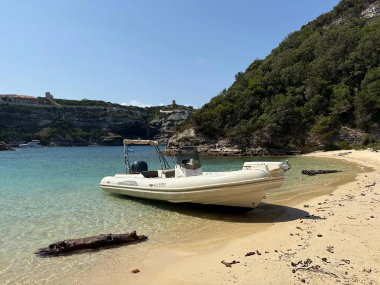 Pronájem lodi Bonifacio lákavé ceny Tempest 770