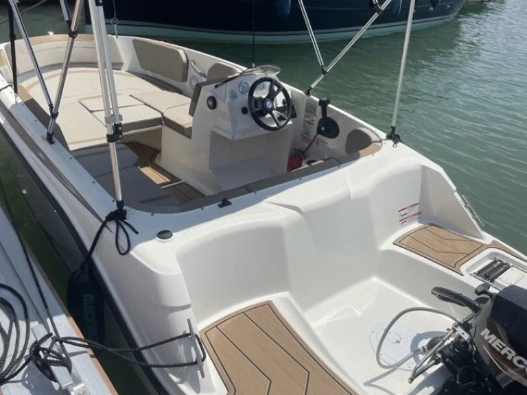 Pronajmout Motorová loď se skipperem či ne Quicksilver v Marseille