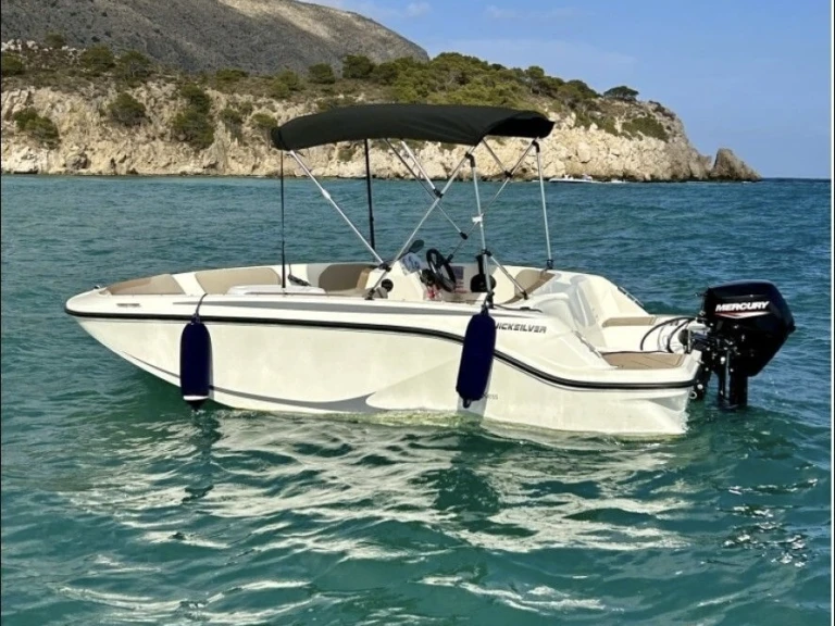 Quicksilver 475 Axess jednotlivci a charterové společnosti v Marseille