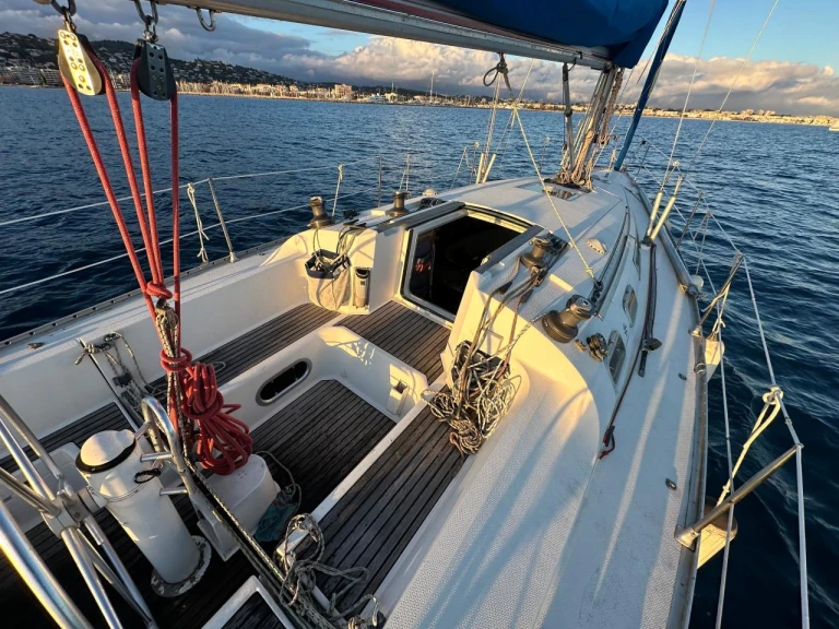 Pronajmout Plachetnice se skipperem či ne Jeanneau v Hyeres