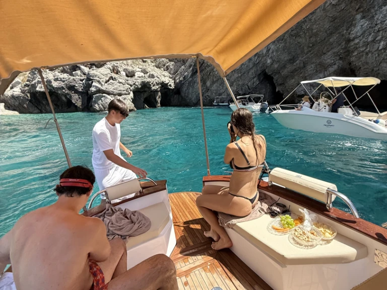 Pronájem lodi Capri lákavé ceny 8,50 GOZZO