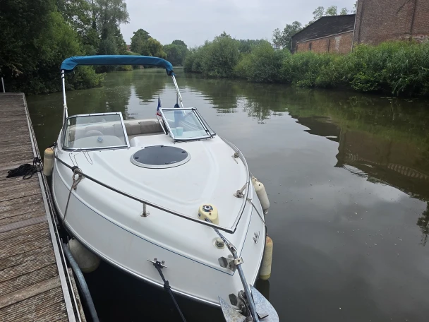 Pronájem Motorová loď Four Winns s licencí