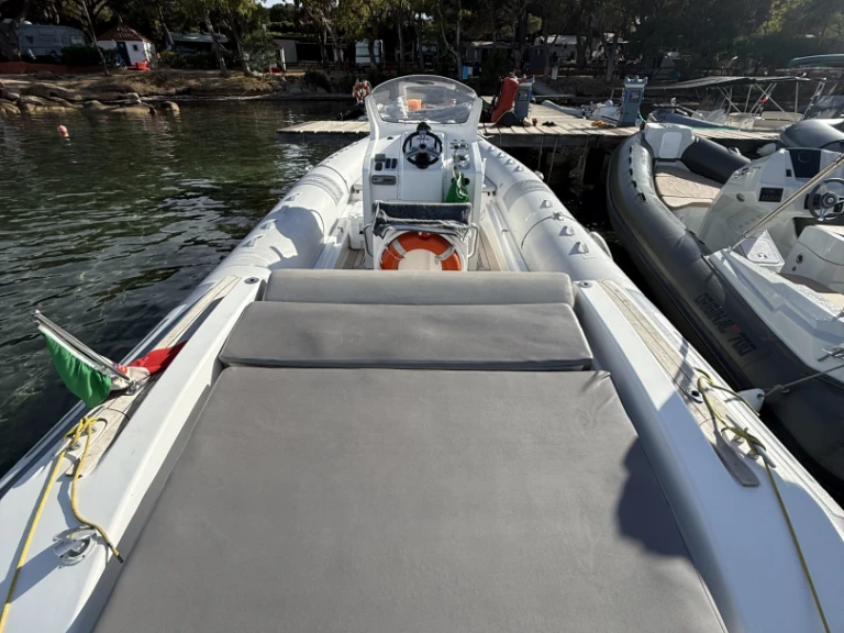 Pronájem lodi Pirelli P880 sport v Porto Turistico Palau na Samboatu