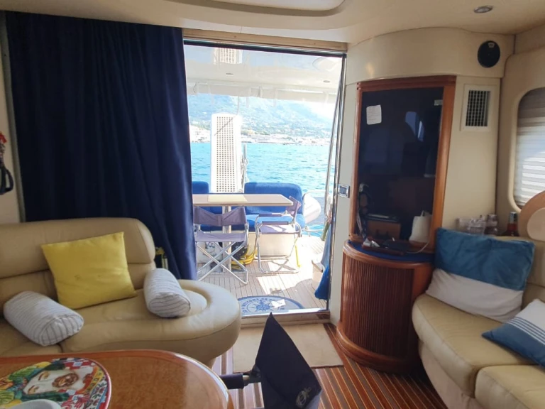Pronájem Jachta Azimut s licencí