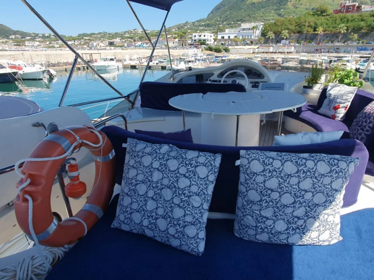 Azimut Azimut 46 Fly jednotlivci a charterové společnosti v La Maddalena