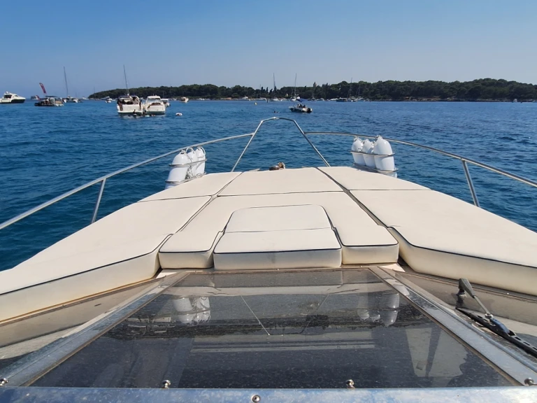Sunseeker Portofino jednotlivci a charterové společnosti v Cannes