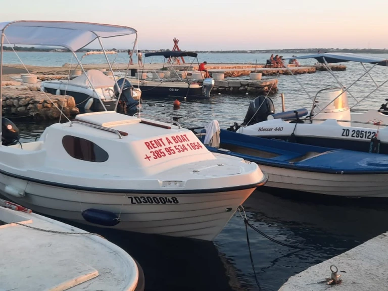 Pronajmout Motorová loď se skipperem či ne Adria 500m sport v Vrsi
