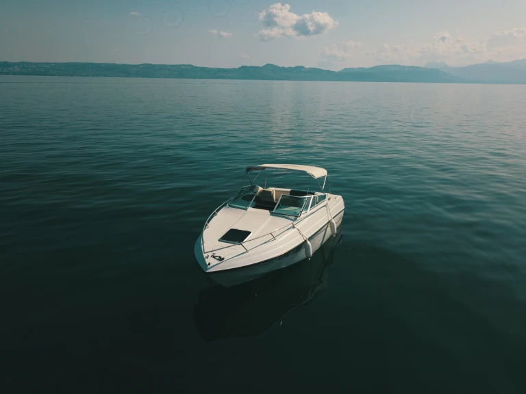 Crownline Crownline 210 CCR jednotlivci a charterové společnosti v Évian-les-Bains