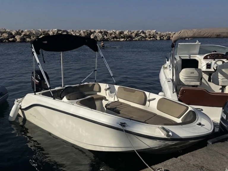 Quicksilver 475 Axess jednotlivci a charterové společnosti v Marseille