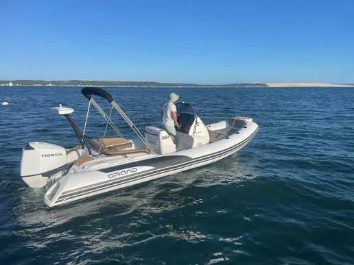 Polotuhá loď k pronájmu v Port de Bormes-les-Mimosas za nejlepší cenu