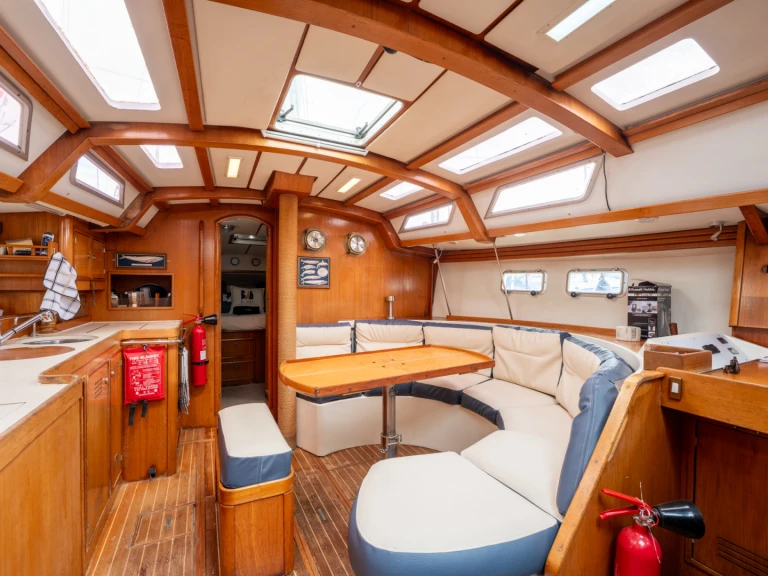 Pronajmout si Jeanneau Sun Odyssey 42 v Combarro