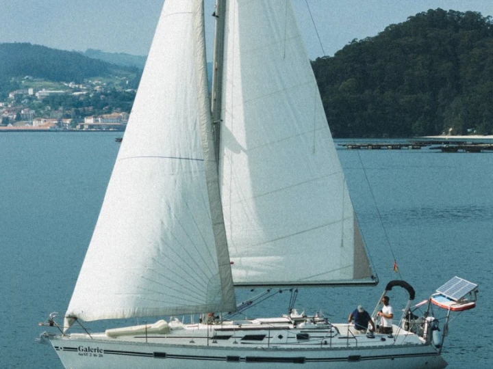 Pronajmout si Jeanneau Sun Odyssey 42 v Combarro