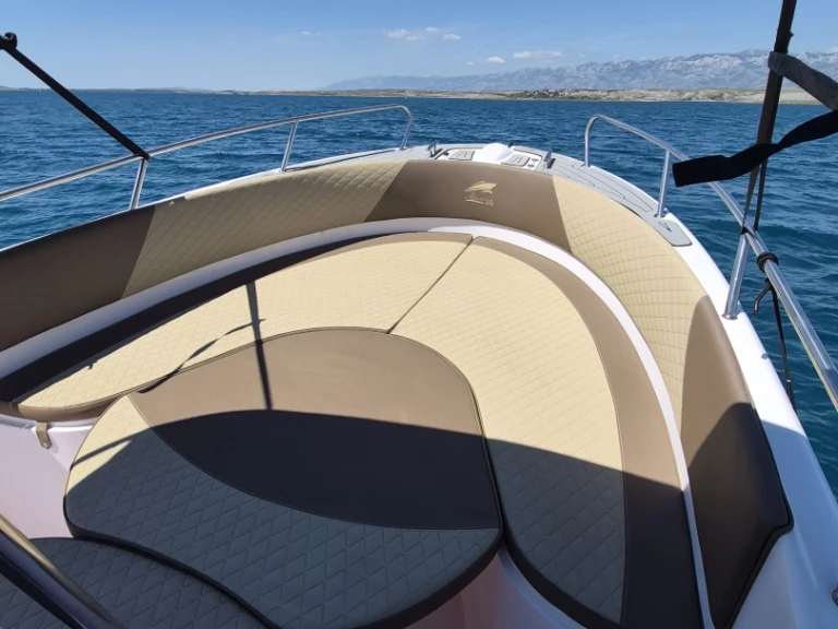 Marine Site Marine 21 jednotlivci a charterové společnosti v Nin