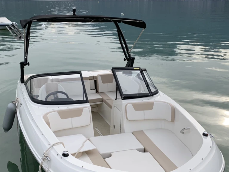 Bayliner VR4 jednotlivci a charterové společnosti v Annecy