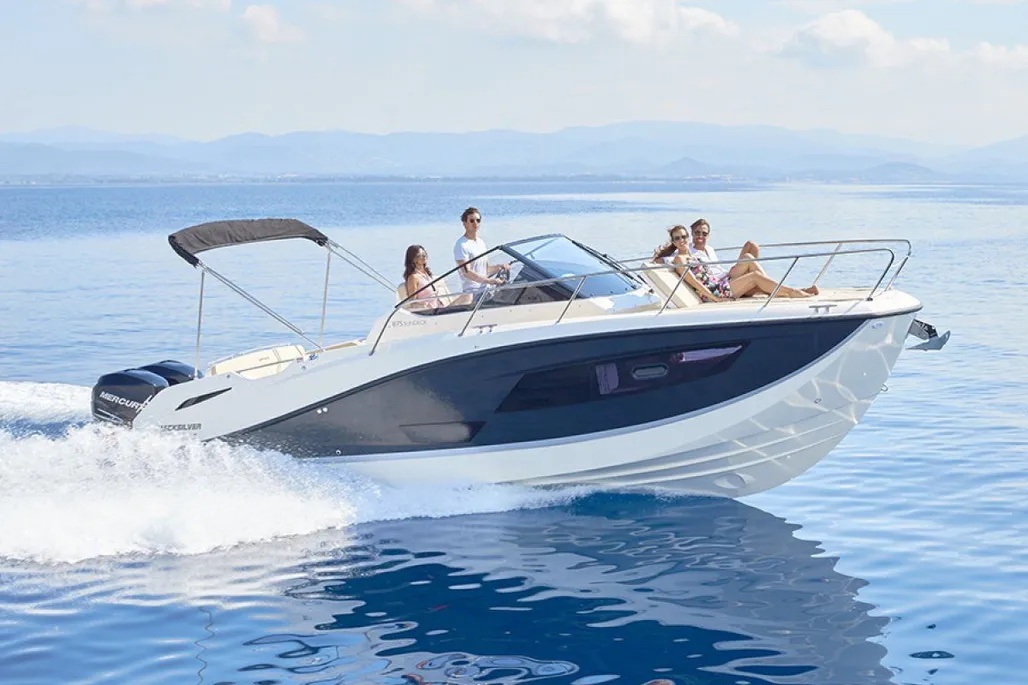Pronajmout si Quicksilver Activ 875 Sundeck v Marseille