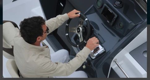 Pronajmout Motorová loď se skipperem či ne Bénéteau v Marseille
