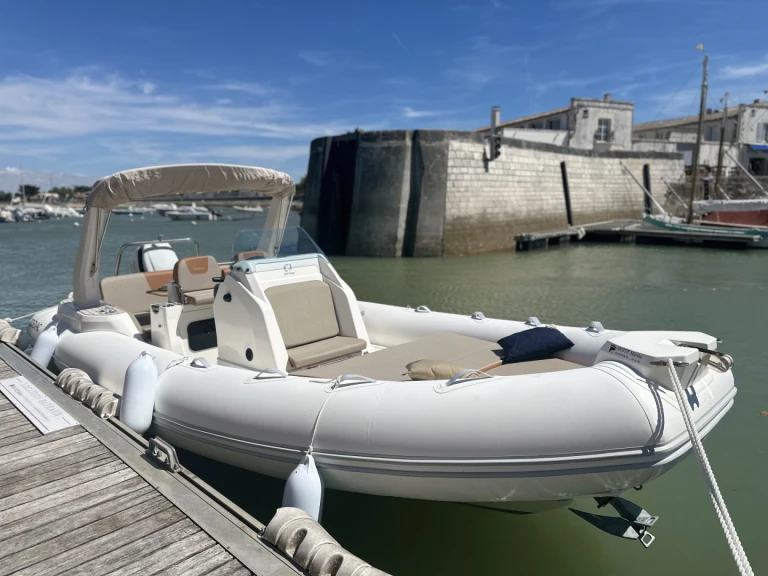 Pronájem lodi Zodiac Medline 7.5 v La Flotte na Samboatu