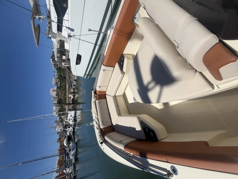 Invictus  280 SX jednotlivci a charterové společnosti v Portimão