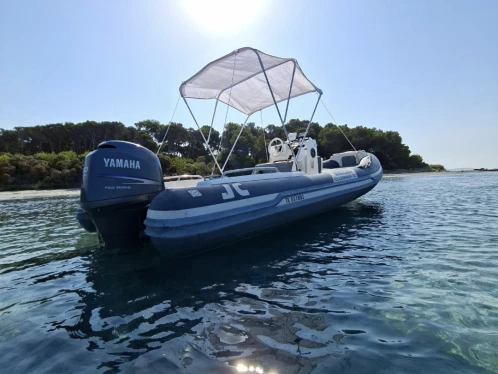 Pronájem Polotuhá loď Joker Boat s licencí