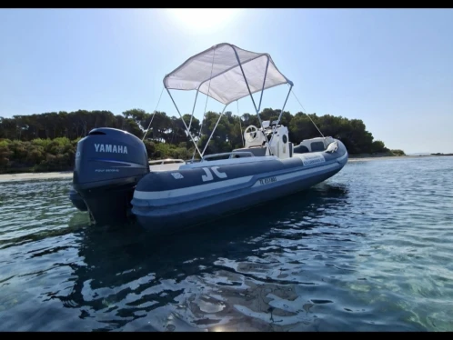 Joker Boat Clubman 22 jednotlivci a charterové společnosti v Hyeres