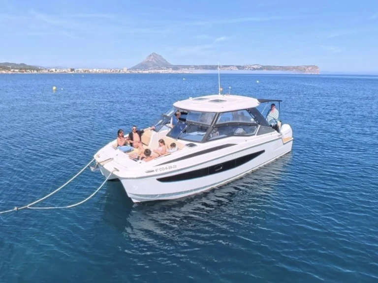 Pronajmout si Aquila Aquila 32 Sport v Denia